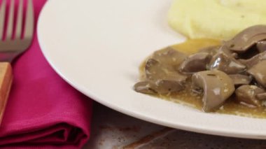 Bir tabak sığır böbreği ve püre, yakın plan.