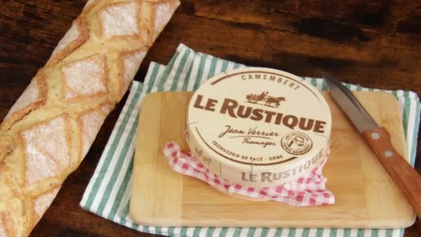 Vaison Romaine Vaucluse Frankrijk 01012023 Rustique Merk Camembert Kaas Close — Stockvideo