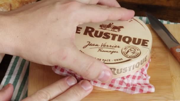 Vaison Romaine Vaucluse Frankrijk 01012023 Rustique Merk Camembert Kaas Close — Stockvideo