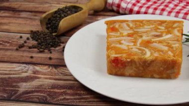 Soğuk işkembe ekmeği, yakın plan, tabakta.