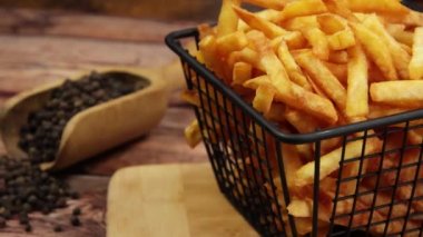 Bir tabak patates kızartması, yakın plan, masanın üstünde.