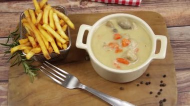 Dana eti ve patates kızartması, yakın plan.