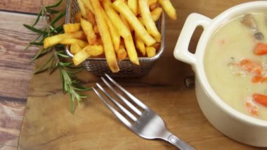 Dana eti ve patates kızartması, yakın plan.