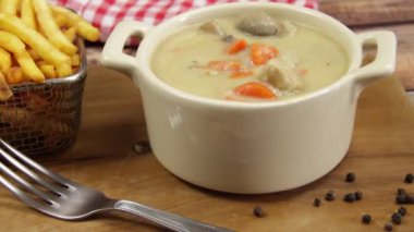 Dana eti ve patates kızartması, yakın plan.