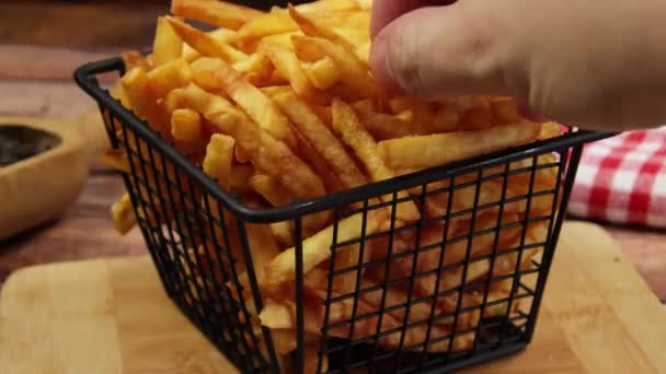 Aproape Mâna Unei Persoane Luând Cartofi Prăjiți Dintr Fel Mâncare — Videoclip de stoc