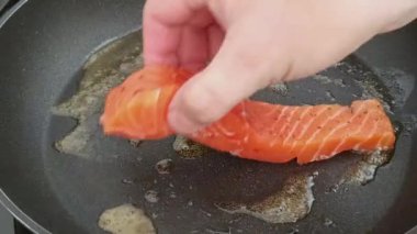 Tavada pişmiş somon parçaları.