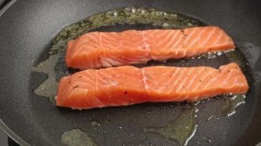 Tavada pişmiş somon parçaları.