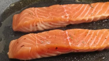 Tavada pişmiş somon parçaları.