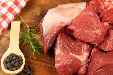 Ham et parçaları, yakın plan, kesme tahtasının üzerinde.