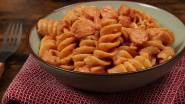 sosisli makarna ve domates sosu.