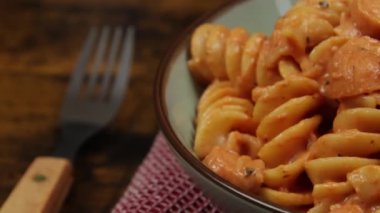 sosisli makarna ve domates sosu.