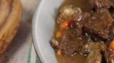 Sığır burginyon tabağı, yakın plan, masanın üstünde.