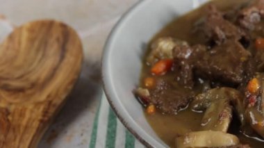 Sığır burginyon tabağı, yakın plan, masanın üstünde.