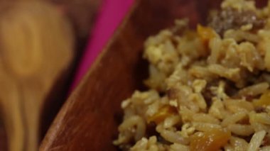 Biberli kızarmış pirinç, yakın plan..
