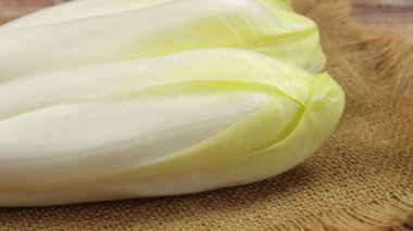 Birkaç çiğ hindiba, yakın plan, bir masanın üzerinde.