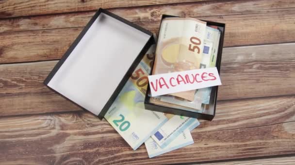 Caja Llena Billetes Con Trozo Papel Con Vacaciones Escrito Francés — Vídeos de Stock