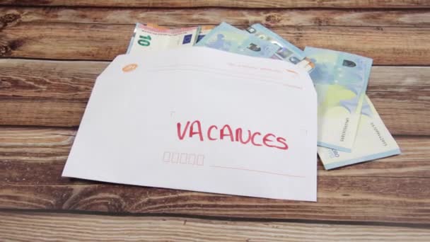 信封里塞满了钞票 上面有一张纸 上面有假日用法文写的字 — 图库视频影像