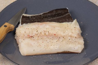 Çiğ yılan balığı filetosu, yakın plan, tabakta.