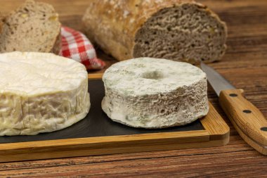 Keçi peyniri, yakın plan, masanın üstünde.