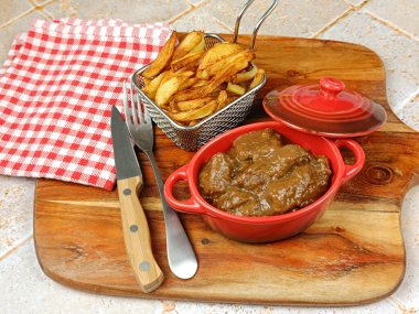 Bir tabak Flaman karbonatı ve patates kızartması.