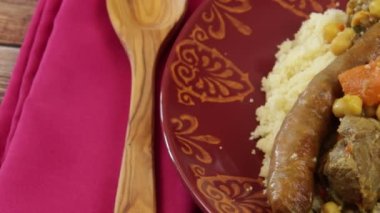 Bir tabak kuzu kuskus, merguez ve tavuk, yakın plan.