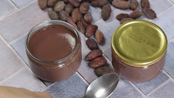 Närbild Mans Händer Äta Kanna Choklad Grädde — Stockvideo
