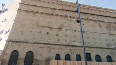 Orange, Vaucluse, Fransa - 01132024: Roma zamanından kalma antik Orange tiyatrosu