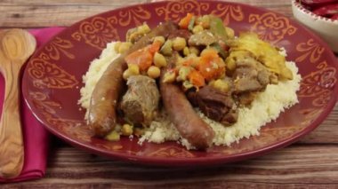 Bir tabak kuzu kuskus, merguez ve tavuk, yakın plan.