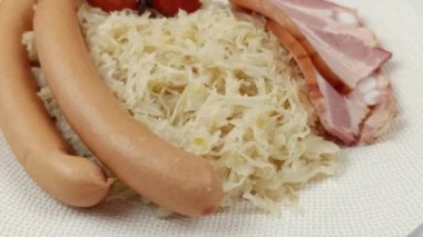 Bir tabak lahana turşusu, yakın plan, masanın üstünde.