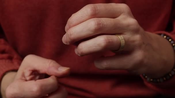 Zblízka Žena Odstraňuje Svůj Snubní Prsten Její Ruky — Stock video