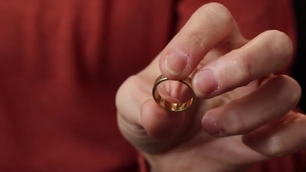 Женщина Крутит Обручальное Кольцо Между Пальцами — стоковое видео