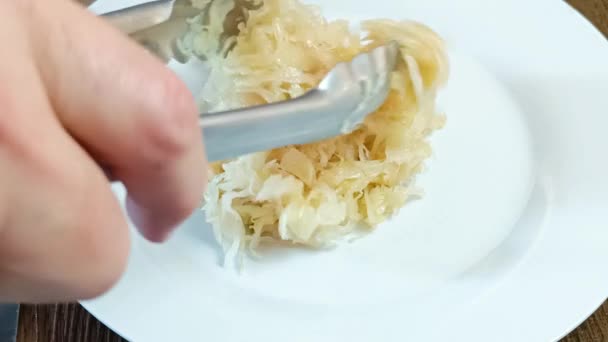 德国泡菜放在盘子里吃 — 图库视频影像