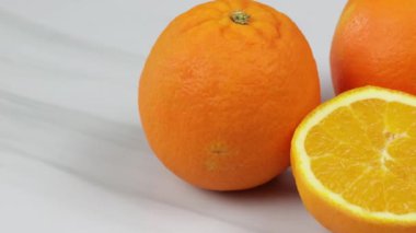 Birkaç taze portakal, yakın plan, masanın üstünde.