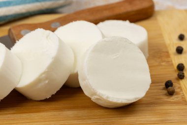 Taze keçi peyniri kütüğü, yakın plan.