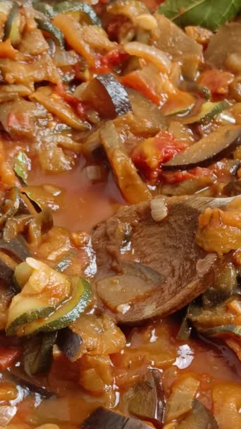 Κοντινό Πλάνο Ενός Ratatouille Μαγείρεμα Ένα Τηγάνι — Αρχείο Βίντεο