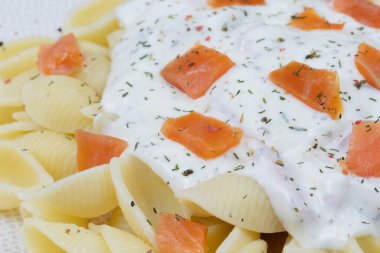 Bir tabak füme somonlu makarna, yakın plan.