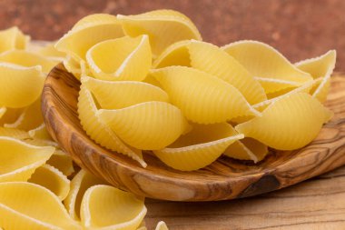 Çiğ kabuklu makarna, yakın plan, masanın üstünde.