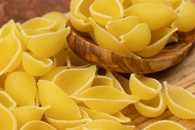 Çiğ kabuklu makarna, yakın plan, masanın üstünde.