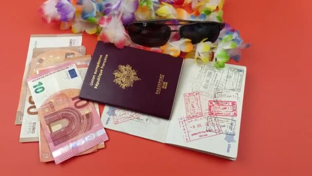 Pasaporte Billetes Accesorios Vacaciones Primer Plano — Vídeos de Stock