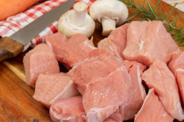 çiğ dana eti parçaları, yakın plan.