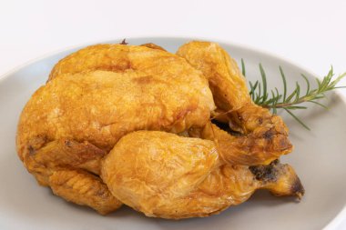 Kızarmış tavuk, yakın plan, tabakta.