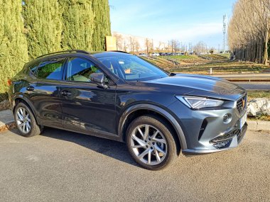 Avignon, Vaucluse, Fransa - 12262023: Cupra marka araba park yerinde park edildi