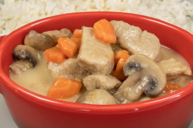 Dana eti ve pirinç Blanquette, yakın plan.