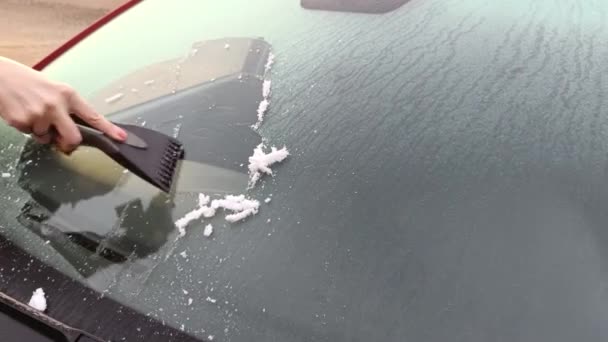 Die Hand Einer Frau Kratzt Eis Der Windschutzscheibe Eines Autos — Stockvideo