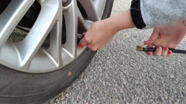 Bir araba lastiğini şişirmek, yakın plan.