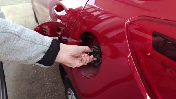 Γυναίκα Που Βάζει Καύσιμα Στο Αυτοκίνητό Της Ένα Βενζινάδικο — Αρχείο Βίντεο