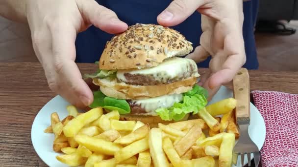 Крупным Планом Человека Взявшего Руки Двойной Гамбургер — стоковое видео