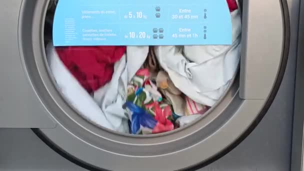 Πλύσιμο Ρούχων Στο Πλυντήριο — Αρχείο Βίντεο