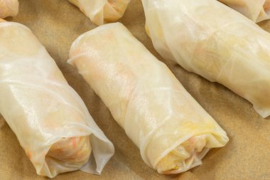 Pişirme tepsisinde pişmeye hazır birkaç börek.