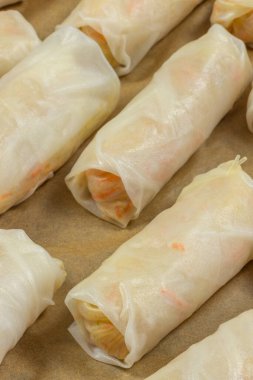 Pişirme tepsisinde pişmeye hazır birkaç börek.